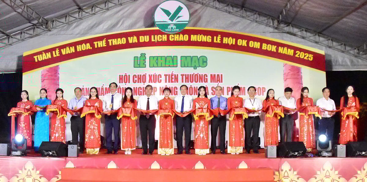 ប្រតិភូធ្វើពិធីកាត់ខ្សែបូ ដើម្បីបើកពិព័រណ៍។ រូបថត៖ MY NHAN