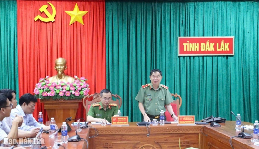 លោកឧត្តមសេនីយ៍ទោ Phan Thanh Tam សមាជិកគណៈកម្មាធិការអចិន្ត្រៃយ៍បក្សខេត្ត ប្រធាននាយកដ្ឋាននគរបាលខេត្តបានថ្លែងសុន្ទរកថាក្នុងអង្គសន្និបាត។