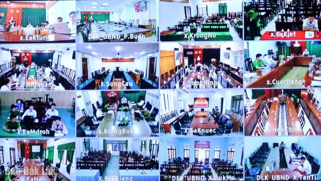 ស្ពានអនឡាញ។ រូបថតអេក្រង់ទូរទស្សន៍។