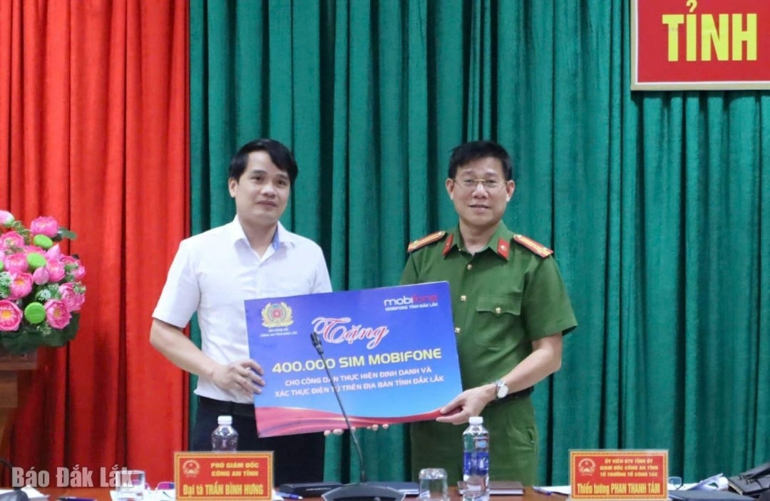 Mobifone ចែកស៊ីមកាត។