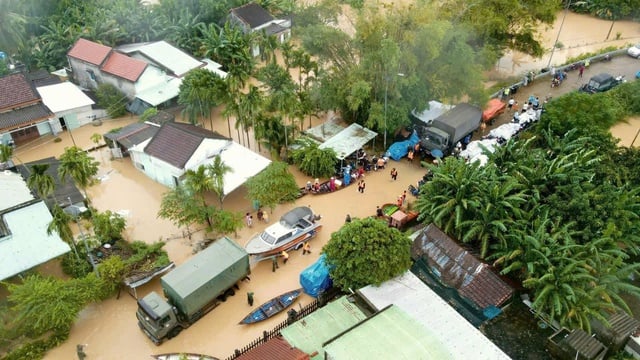 Армія підтримує Центральний регіон під час великої повені, долаючи наслідки та рятуючи людей - Фото 1.