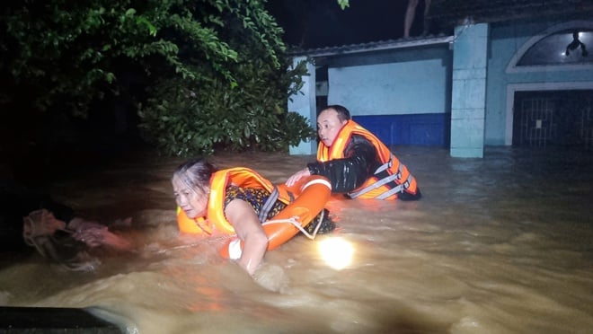 Армія підтримує Центральний регіон під час великої повені, долаючи наслідки та рятуючи людей - Фото 2.