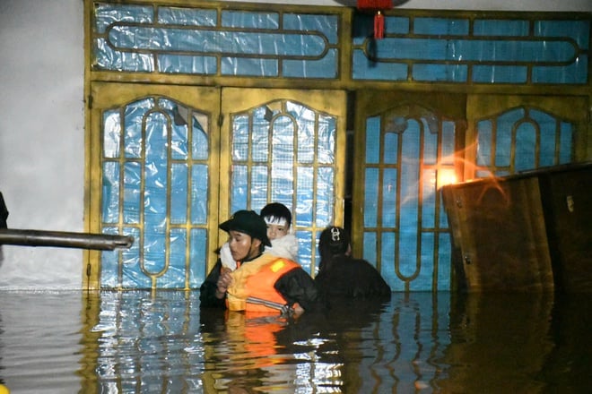 Армія підтримує Центральний регіон під час великої повені, долаючи наслідки та рятуючи людей - Фото 3.
