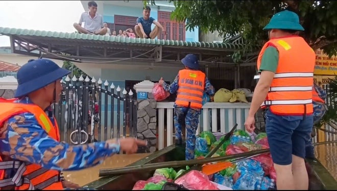 Армія підтримує Центральний регіон під час великої повені, долаючи наслідки та рятуючи людей - Фото 4.