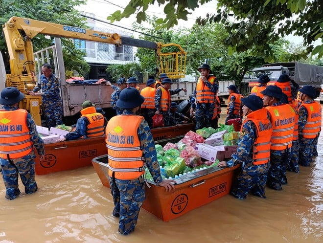 Армія підтримує Центральний регіон під час великої повені, долаючи наслідки та рятуючи людей - Фото 5.