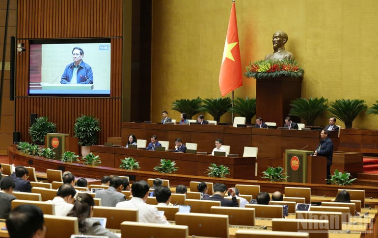 នាយករដ្ឋមន្ត្រី Pham Minh Chinh បាននិយាយដើម្បីបញ្ជាក់អំពីបញ្ហាមួយចំនួនដែលជាកង្វល់ដល់សមាជិករដ្ឋសភាក្នុងសម័យប្រជុំពិភាក្សា។ (រូបថត៖ THUY NGUYEN)