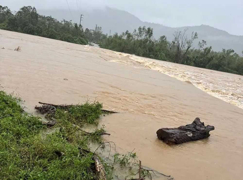 ស្ពាន Ben Xat ត្រូវជន់លិចដោយទឹកជ្រៅ ហូរលឿន ដាច់ដាច់ពីគេភូមិជាច្រើនក្នុងឃុំ Ky Thuong។