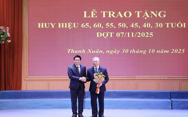 Bí thư Đảng ủy, Chủ tịch HĐND phường Thanh Xuân Nguyễn Huy Cường trao Huy hiệu Đảng tặng các đảng viên lão thành.