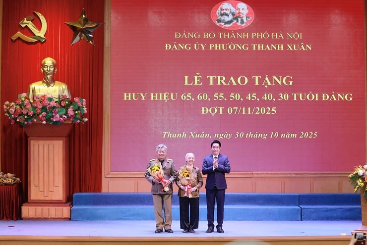 قام ثانه شوان وارد بمنح شارات الحزب لأعضاء الحزب في 7 نوفمبر - الصورة 1. Phường Thanh Xuân trao Huy hiệu Đảng đợt 7/11 tặng các đảng viên- Ảnh 1.