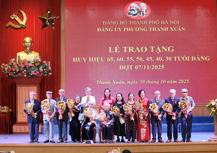 قام ثانه شوان وارد بمنح شارات الحزب لأعضاء الحزب في 7 نوفمبر - الصورة 2. Phường Thanh Xuân trao Huy hiệu Đảng đợt 7/11 tặng các đảng viên- Ảnh 2.