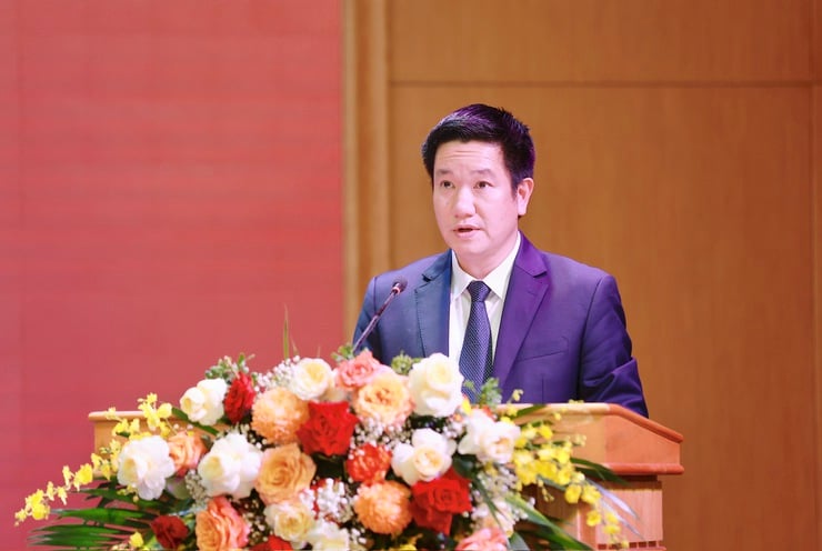 قام ثانه شوان وارد بمنح شارات الحزب لأعضاء الحزب في 7 نوفمبر - الصورة 3. Phường Thanh Xuân trao Huy hiệu Đảng đợt 7/11 tặng các đảng viên- Ảnh 3.