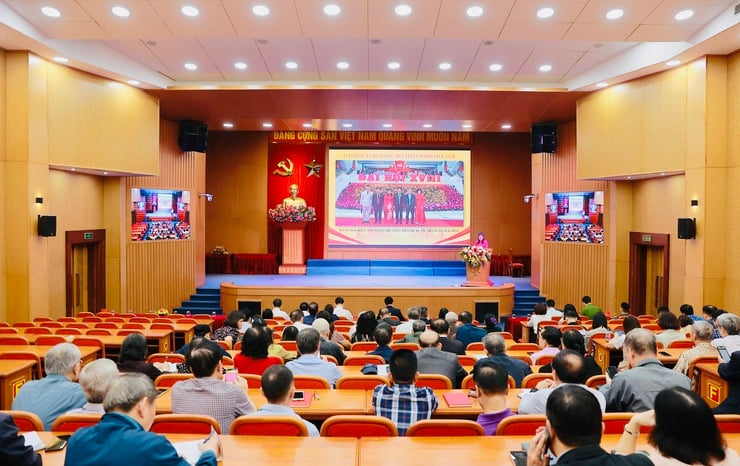 قام ثانه شوان وارد بمنح شارات الحزب لأعضاء الحزب في 7 نوفمبر - الصورة 4. Phường Thanh Xuân trao Huy hiệu Đảng đợt 7/11 tặng các đảng viên- Ảnh 4.