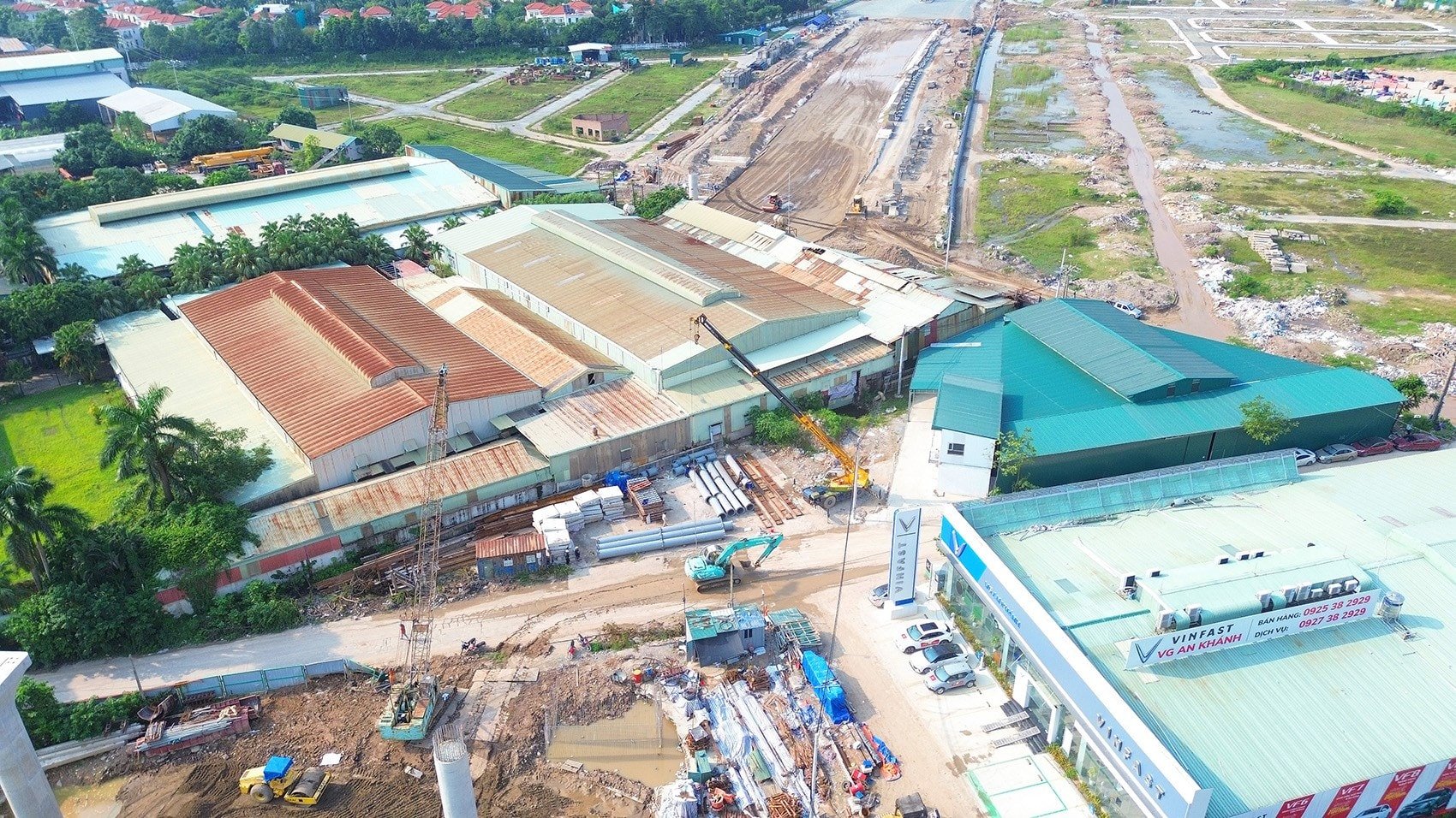 Công nhân đang khẩn trương lắp khung thép để chuẩn bị xây dựng phần thô cho hạng mục cầu nhánh tuabin.