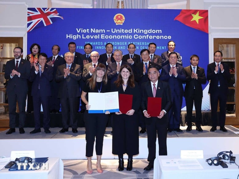 ທ່ານຮອງນາຍົກລັດຖະມົນຕີ ຫງວຽນຮ່ວາບິ່ງ: ລັດຖະບານຫວຽດນາມ ຍາມໃດກໍພ້ອມກັບວິສາຫະກິດ - ຮູບພາບ 2. Phó Thủ tướng Thường trực Nguyễn Hòa Bình: Chính phủ Việt Nam luôn đồng hành cùng doanh nghiệp- Ảnh 2.