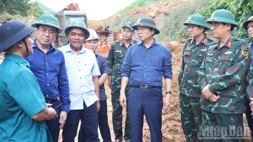 Phó Thủ tướng Trần Hồng Hà thị sát điểm sạt lở nghiêm trọng tại Km 15+900, tuyến ĐT.623 Sơn Hà-Sơn Tây (Quảng Ngãi).