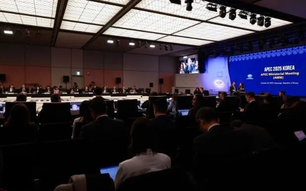 36-е совещание министров иностранных дел и экономики (AMM 36) прошло под совместным председательством министра иностранных дел Кореи Чо Хёна и министра торговли Кореи Ё Хан Гу. (Источник: Министерство промышленности и торговли) Hội nghị liên Bộ trưởng Ngoại giao - Kinh tế lần thứ 36 (AMM 36) do Bộ trưởng Ngoại giao Hàn Quốc Cho Hyun và Bộ trưởng Thương mại Hàn Quốc Yeo Han-Koo đồng chủ trì. (Nguồn: Bộ Công Thương)