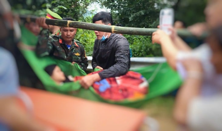 Nghẹt thở cuộc băng rừng, vượt sạt lở đưa sản phụ bị tiền sản giật đi mổ cấp cứu - Ảnh 3.