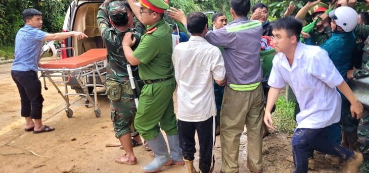 Nghẹt thở cuộc băng rừng, vượt sạt lở đưa sản phụ bị tiền sản giật đi mổ cấp cứu - Ảnh 4.