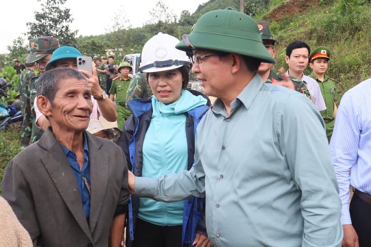 Phó thủ tướng Hồ Quốc Dũng: Quảng Ngãi lo cho dân vùng lũ, khẩn trương thông tuyến - Ảnh 1.