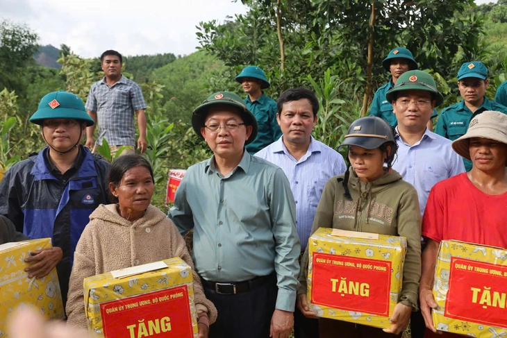 Phó thủ tướng Hồ Quốc Dũng: Quảng Ngãi lo cho dân vùng lũ, khẩn trương thông tuyến - Ảnh 3.