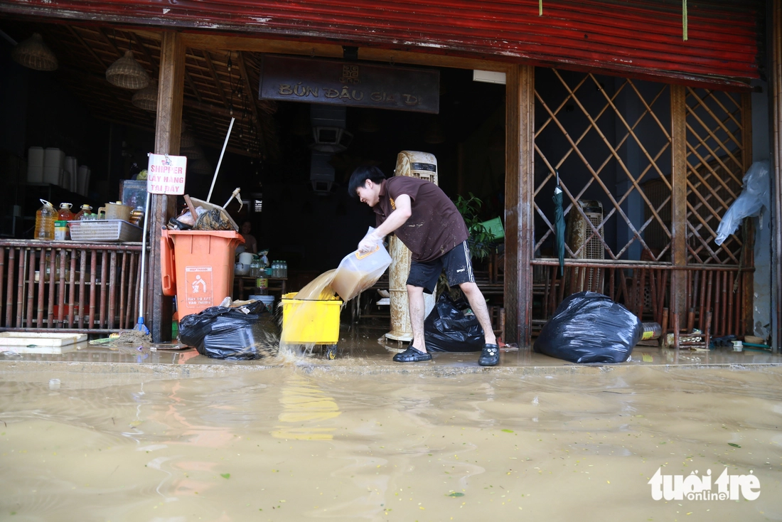 Hộ kinh doanh ở Huế thẫn thờ nhìn hàng hóa thiệt hại sau lũ - Ảnh 6.