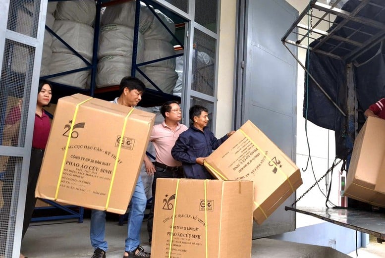 ផ្តល់ទំនិញបម្រុងដល់ខេត្ត Quang Ngai និង Tuyen Quang ដើម្បីជំនះគ្រោះធម្មជាតិ - រូបថត ១. Xuất cấp hàng dự trữ cho Quảng Ngãi, Tuyên Quang khắc phục thiên tai- Ảnh 1.