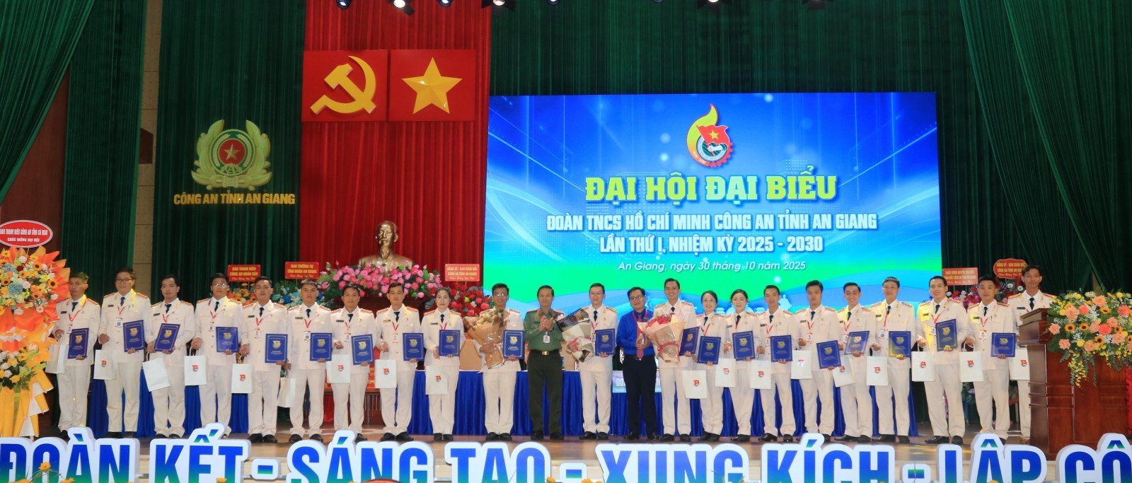 Der 1. Delegiertenkongress der Ho-Chi-Minh-Kommunistischen Jugendunion der Provinzpolizei von An Giang Đồng chí Phan Duy Bằng Bí thư Tỉnh đoàn An Giang và Đại tá Lê Phú Thạnh Phó Bí thư Đảng ủy, Phó Giám đốc Công an tỉnh trao Quy16t định và tặng hoa Ban Thanh niên Công an tỉnh An Giang khoá I, nhiệm kỳ 2025-2030