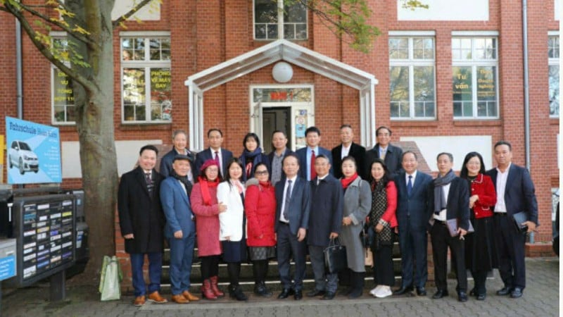 គណៈប្រតិភូបានថតរូបអនុស្សាវរីយ៍នៅមជ្ឈមណ្ឌលពាណិជ្ជកម្ម Dong Xuan ទីក្រុងប៊ែកឡាំង។ (រូបថត៖ ស្ថានទូតវៀតណាមប្រចាំសាធារណរដ្ឋសហព័ន្ធអាល្លឺម៉ង់)