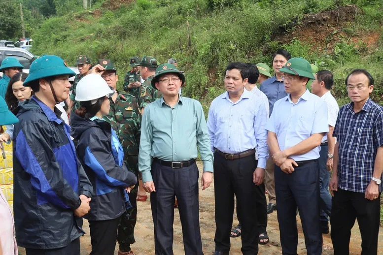 Phó Thủ tướng Hồ Quốc Dũng thăm hỏi, động viên người dân bị ảnh hưởng do sạt lở đất tại Quảng Ngãi - Ảnh 1.