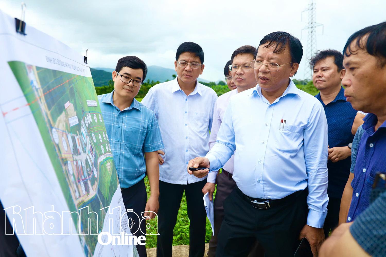 សមមិត្ត Le Huyen បានចុះពិនិត្យការដ្ឋានសំណង់នៃតំបន់តាំងទីលំនៅថ្មី Tan Xuong 2។