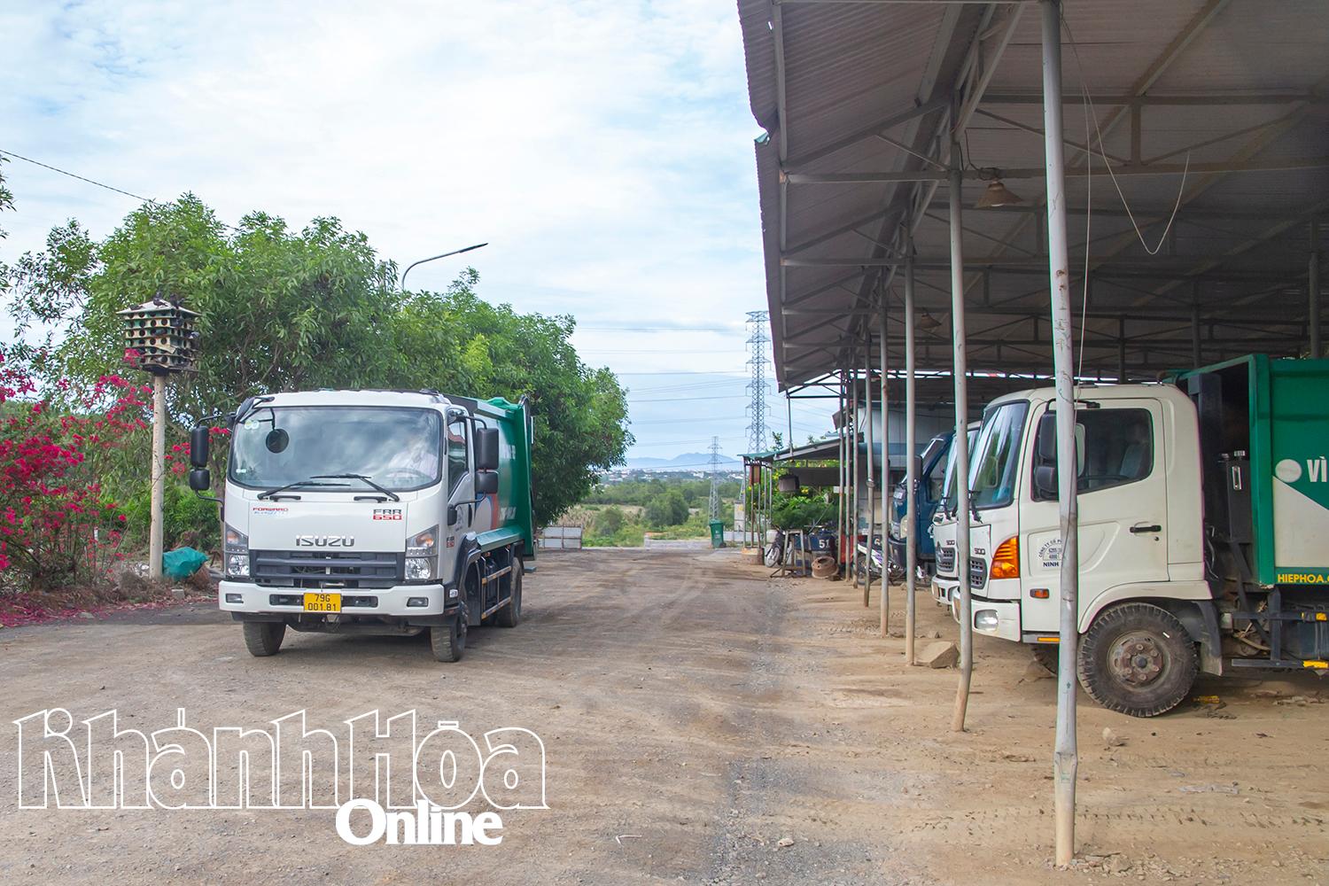 Kenderaan mengumpul dan mengangkut sampah ke tapak pelupusan Hon Ro (kampung Ninh Ich, komune Bac Ninh Hoa).