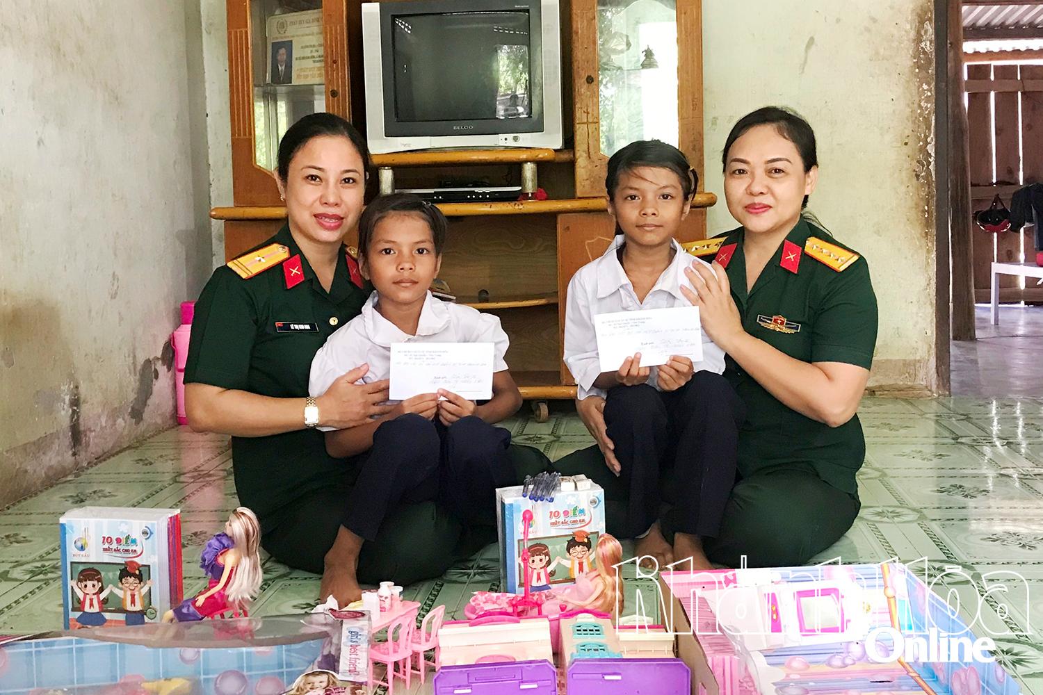 Persatuan Wanita Komando Tentera Wilayah memberi hadiah kepada anak-anak yatim tajaan.