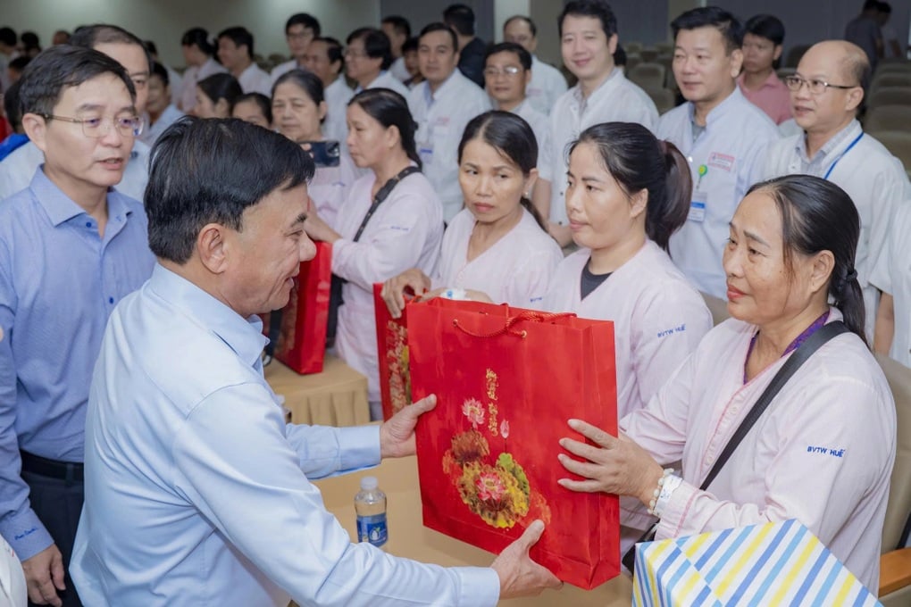 Un membru permanent al Secretariatului vizitează și oferă cadouri victimelor inundațiilor din Hue - 1