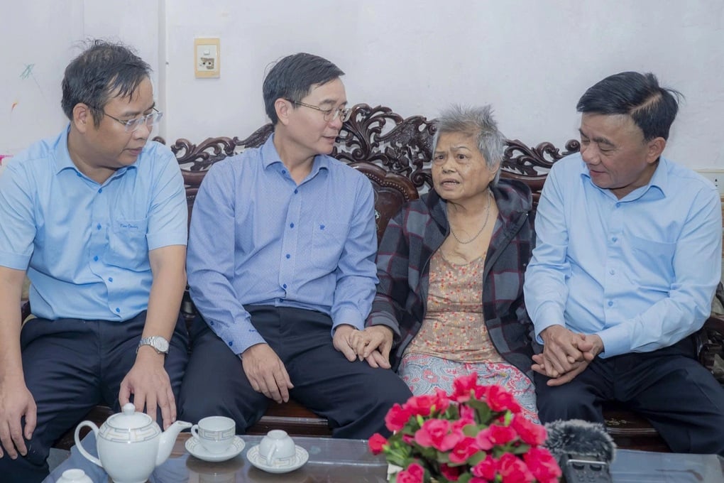 Un membru permanent al Secretariatului vizitează și oferă cadouri victimelor inundațiilor din Hue - 2