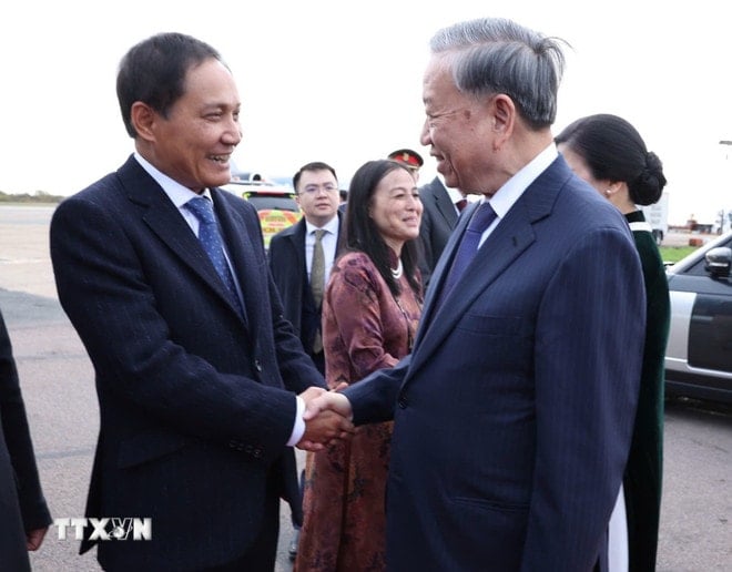 ທ່ານເອກອັກຄະລັດຖະທູດ Do Minh Hung ເຂົ້າຢ້ຽມຂ່ຳນັບທ່ານເລຂາທິການໃຫຍ່ To Lam ແລະ ພັນລະຍາ. (ພາບ: ທອງລຸນ/VNA) ttxvn-tong-bi-thu-ket-thuc-chuyen-tham-lien-hiep-vuong-quoc-anh-3.jpg