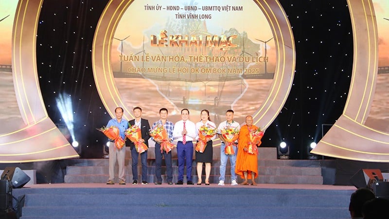 ថ្នាក់ដឹកនាំគណៈកម្មាធិការបក្សខេត្ត Vinh Long ជូនកម្រងផ្កាជូនតំណាងអង្គភាព និងអង្គការនានាដែលឧបត្ថម្ភពិធីបុណ្យ ឱម បូកគោ ឆ្នាំ២០២៥។