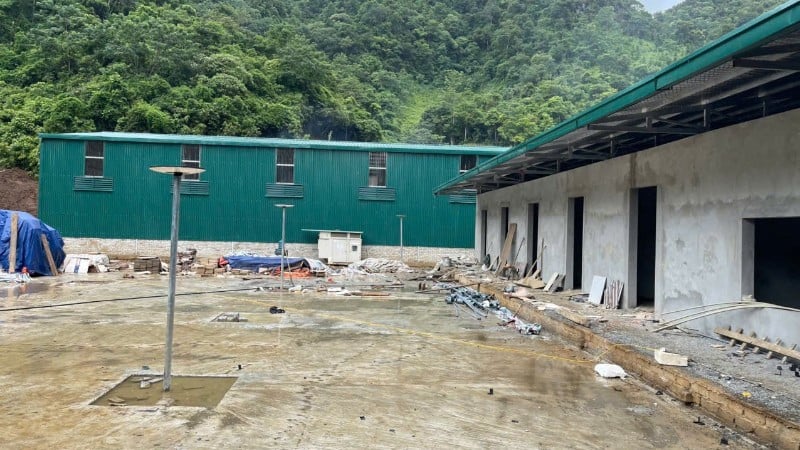 Fabriken byggdes på ett gediget sätt av Ngoc Linh Limited Company i ett olagligt jämnat område i Bang Thanh kommun. (Foto: TUAN SON)