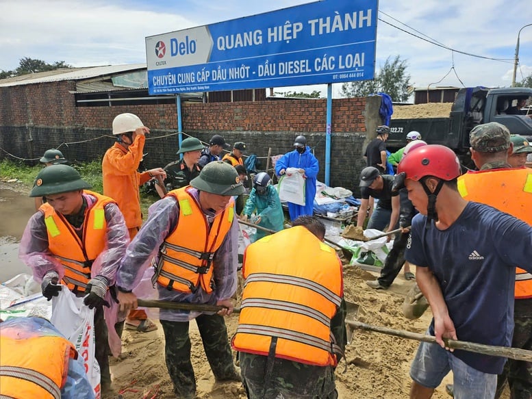 Hàng nghìn người 'vá kè' chống lũ lịch sử, cứu làng ở hạ lưu sông Thu Bồn- Ảnh 4. Hàng nghìn người 'vá kè' chống lũ lịch sử, cứu làng ở hạ lưu sông Thu Bồn- Ảnh 4.