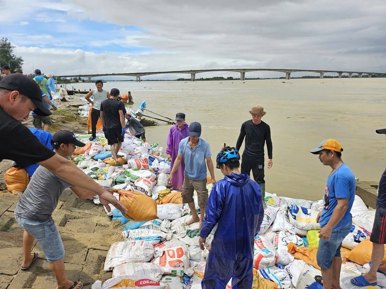 Hàng nghìn người 'vá kè' chống lũ lịch sử, cứu làng ở hạ lưu sông Thu Bồn- Ảnh 6. Hàng nghìn người 'vá kè' chống lũ lịch sử, cứu làng ở hạ lưu sông Thu Bồn- Ảnh 6.