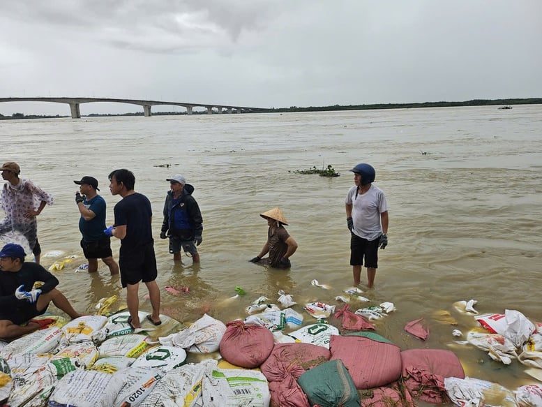 Hàng nghìn người 'vá kè' chống lũ lịch sử, cứu làng ở hạ lưu sông Thu Bồn- Ảnh 7. Hàng nghìn người 'vá kè' chống lũ lịch sử, cứu làng ở hạ lưu sông Thu Bồn- Ảnh 7.