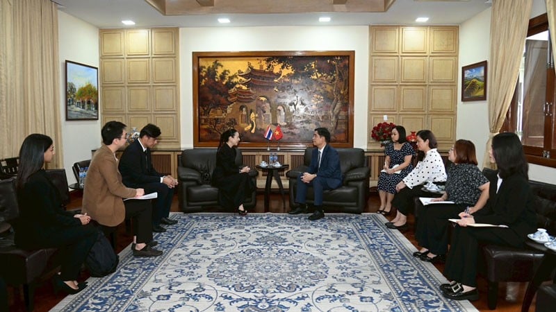 ឯកអគ្គរដ្ឋទូត Pham Viet Hung បានទទួលជួបប្រធានសមាគមកីឡាបាល់ទាត់ថៃ Nualphan Lamsam។ (រូបថត៖ ស្ថានទូតវៀតណាមប្រចាំប្រទេសថៃ)