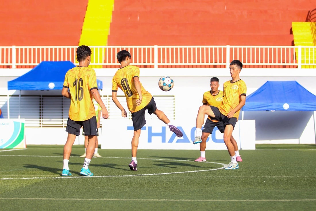 Các đội bóng nỗ lực tập luyện trước giờ khởi tranh VCK Giải bóng đá công nhân, viên chức Việt Nam - Ảnh 4.