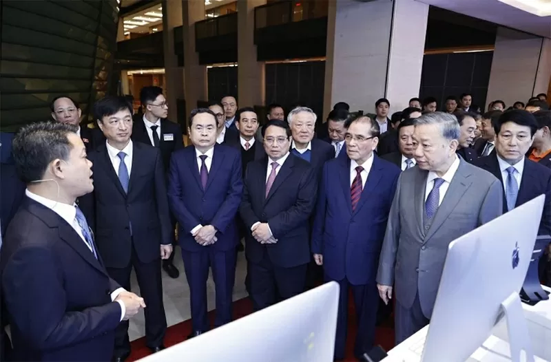 دبیر کل، تو لام، و رهبران حزب و ایالت از نمایشگاه محصولات علمی و فناوری بازدید میکنند. – منبع: اینترنت Tổng Bí thư Tô Lâm cùng các lãnh đạo Đảng, Nhà nước tham quan trưng bày sản phẩm khoa học công nghệ. – Nguồn: Internet