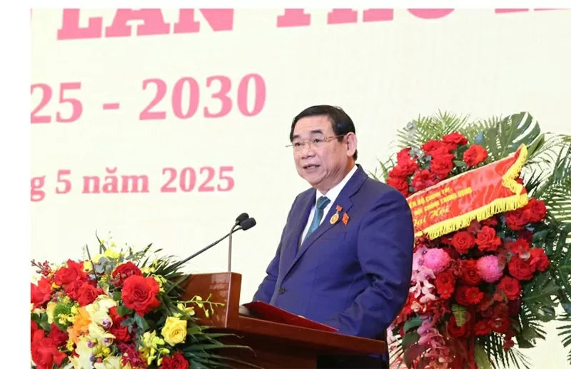 آقای فان دوک تو، دبیر حزب بانک سهامی مشترک بازرگانی ویتنام برای سرمایهگذاری و توسعه (دوره چهاردهم) رئیس هیئت مدیره، در پانزدهمین کنگره نمایندگان گزارش داد. Ông Phan Đức Tú, Bí thư Đảng ủy Ngân hàng TMCP Đầu tư và Phát triển Việt Nam (khóa XIV) Chủ tịch HĐQT báo cáo tại Đại hội Đại hội đại biểu lần thứ XV