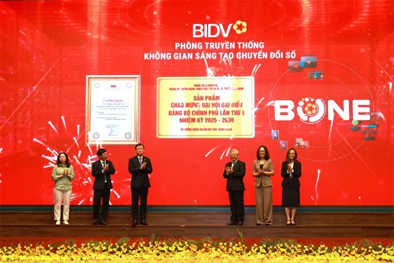 مراسم نصب تابلوی محصول ویژه برای استقبال از اولین کنگره کمیته حزب دولت، دوره 2025 تا 2030 برای سیستم مدیریت داخلی B.One Nghi thức gắn biển sản phẩm tiêu biểu chào mừng Đại hội đại biểu Đảng bộ Chính phủ lần thứ I, nhiệm kỳ 2025 – 2030 đối với Hệ thống quản trị nội bộ toàn hàng B.One