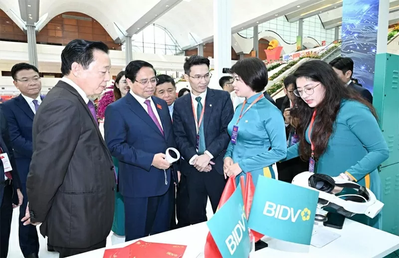 نخست وزیر فام مین چین و نمایندگان در فضای دیجیتال BIDV - نمایشگاه دستاوردهای علم و فناوری، نوآوری و تحول دیجیتال Thủ tướng Phạm Minh Chính cùng các đại biểu tại không gian số BIDV - Triển lãm thành tựu khoa học công nghệ, đổi mới sáng tạo và chuyển đổi số”