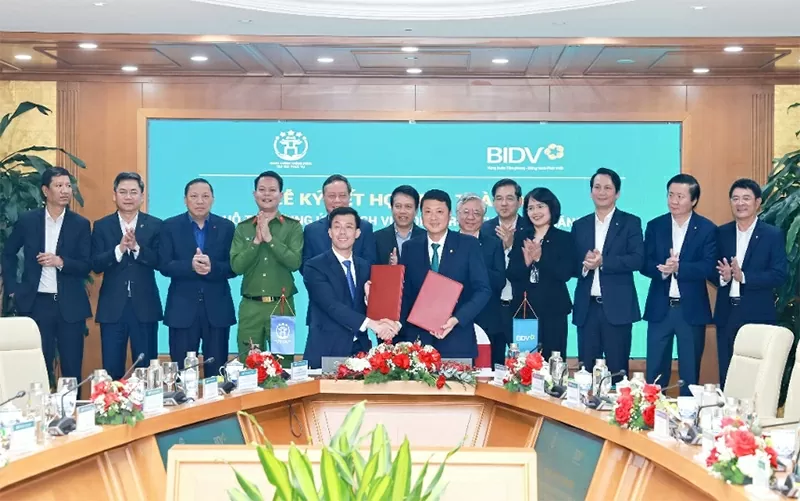 رهبران BIDV و مرکز خدمات عمومی هانوی یک توافقنامه همکاری جامع برای دوره 2025-2030 امضا کردند Lãnh đạo BIDV và Trung tâm PVHCC TP. Hà Nội ký kết Thỏa thuận hợp tác toàn diện giai đoạn 2025-2030