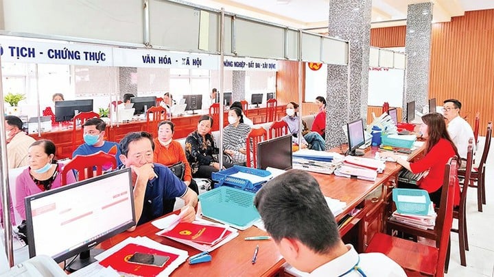 Ca Mau: Wdrażanie planu 02-KH/BCĐTW w celu promowania połączonej, synchronicznej, szybkiej i efektywnej transformacji cyfrowej – zdjęcie 1. Cà Mau: Triển khai Kế hoạch 02-KH/BCĐTW thúc đẩy chuyển đổi số liên thông, đồng bộ, nhanh, hiệu quả- Ảnh 1.