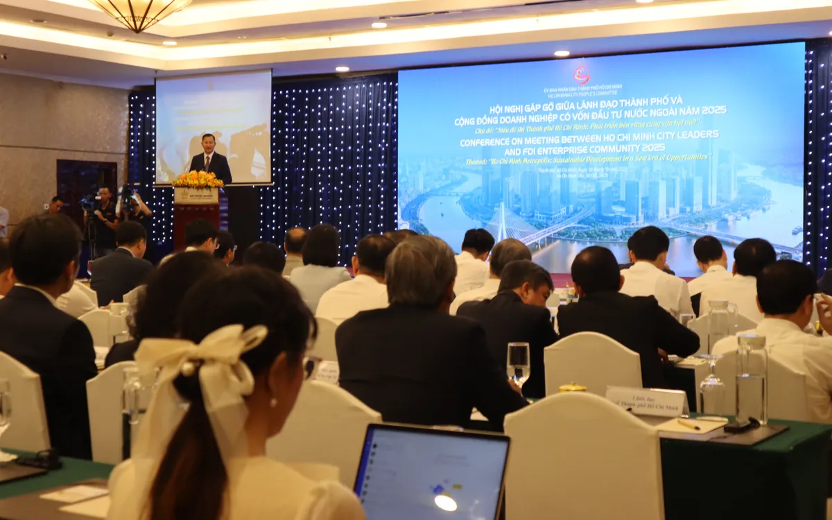 На встрече с руководством города и деловыми кругами прямых иностранных инвестиций Хошимин подтвердил свое стремление в скором времени стать супергородом в регионе. Tại Hội nghị Gặp gỡ Lãnh đạo Thành phố và cộng đồng doanh nghiệp FDI, TP Hồ Chí Minh khẳng định khát vọng sẽ sớm trỏ thành siêu đô thị trong khu vực