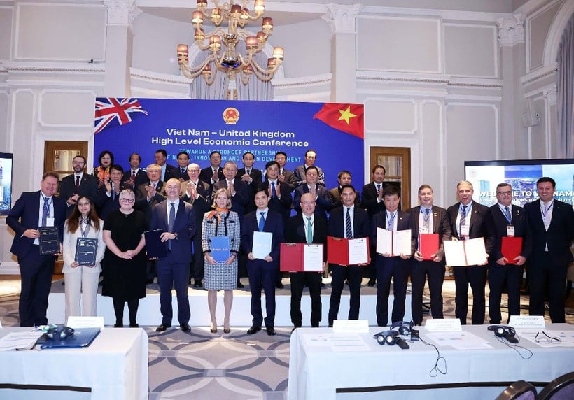 Pan Pham Minh Tuan, zástupce generálního ředitele společnosti FPT Corporation (stojící pátý zprava), pan Mark Lloyd Scrivens, ředitel FPT UK, FPT Corporation (stojící čtvrtý zprava) a pan Todd L. Kline, předseda představenstva Chelsea FC (stojící třetí zprava), si za přítomnosti generálního tajemníka vyměnili dohodu o spolupráci. Foto: VNA